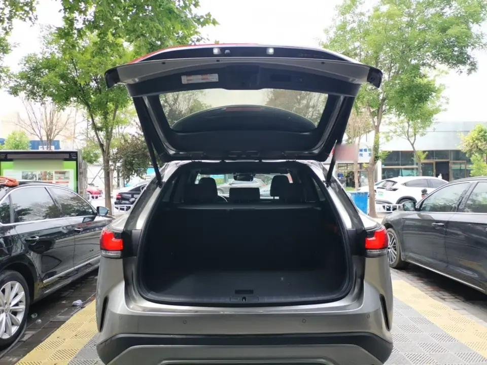 Открытый багажник серого Lexus RX на стоянке дилера в Китае