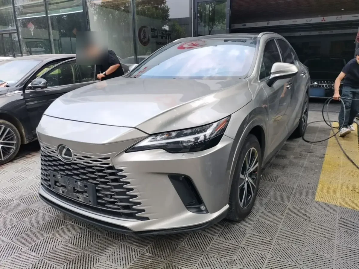 Серый Lexus RX пятого поколения из Китая спереди три четверти у дилера