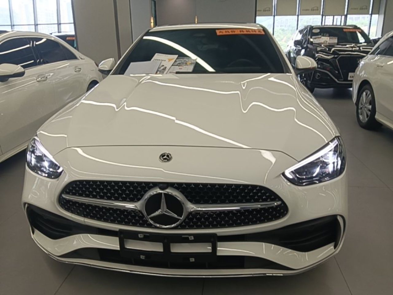 Mercedes C 200 L из Китая — вид спереди, белый металлик, диамантовая решётка
