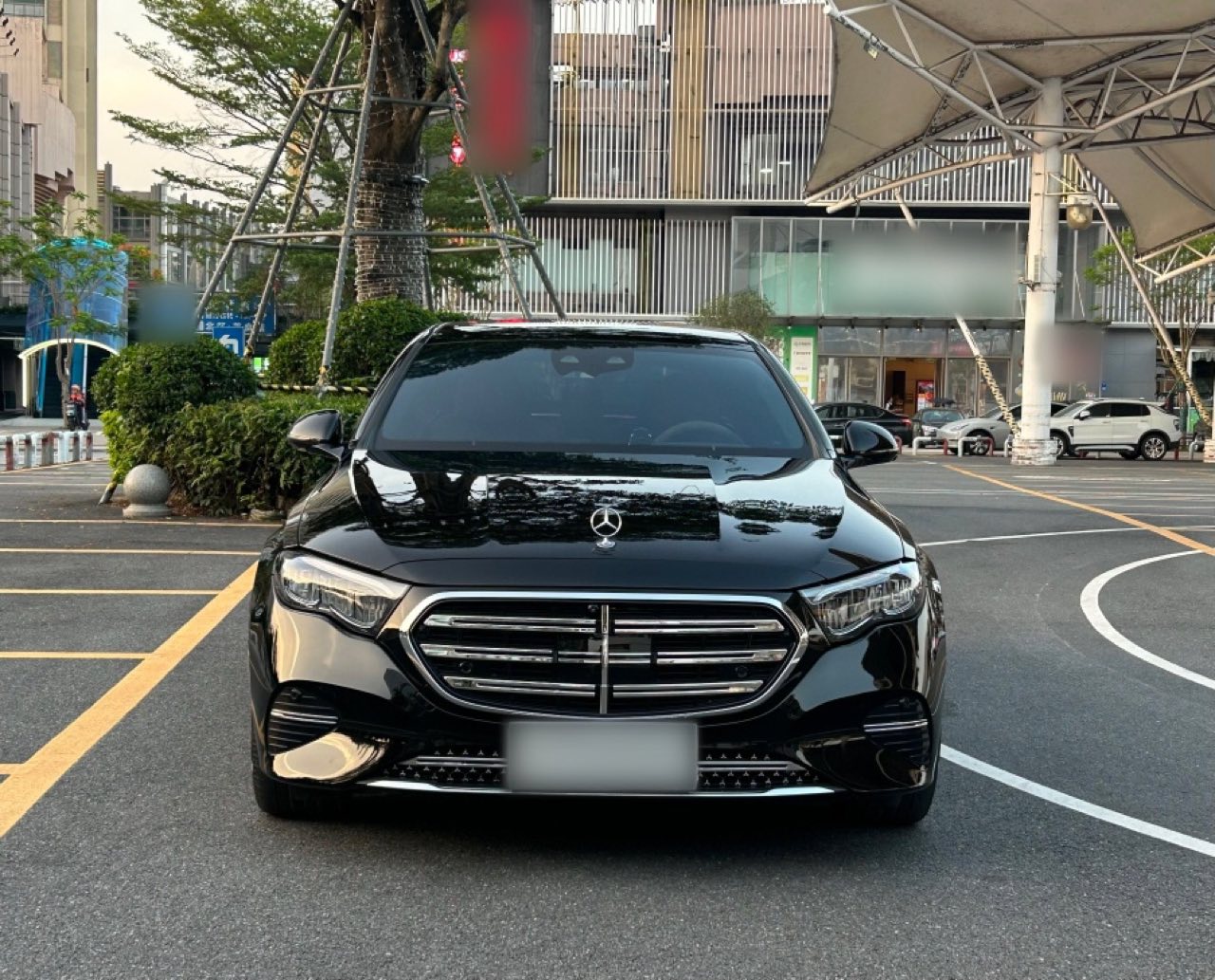 Mercedes E-Class Long из Китая — чёрный, вид спереди три четверти