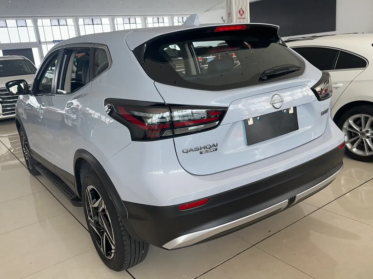 Корма Кашкая с шильдиком QASHQAI