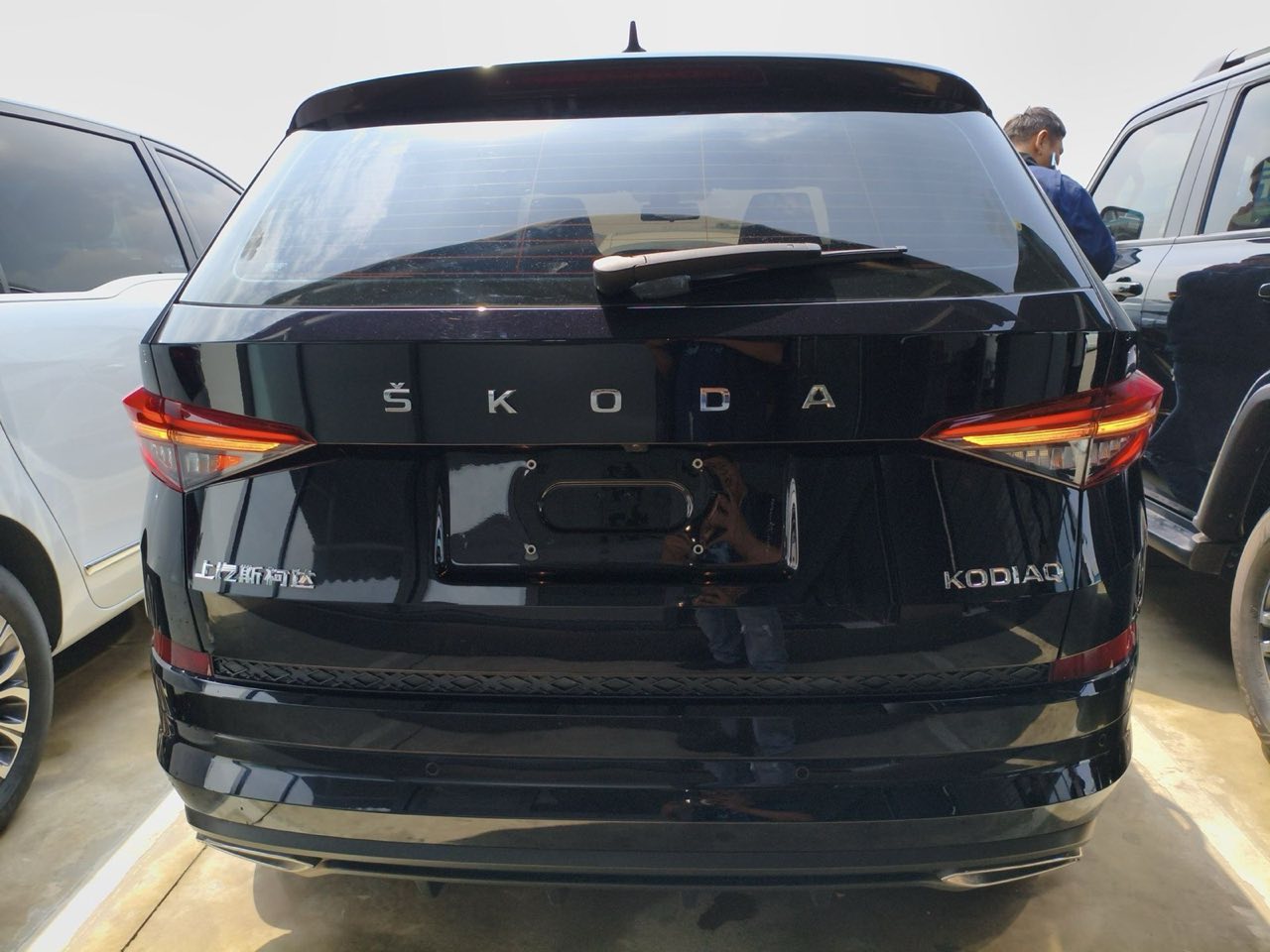 Škoda Kodiaq из Китая — чёрный, вид сзади три четверти