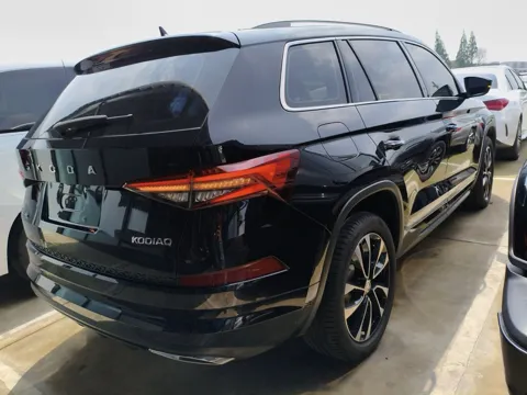 Škoda Kodiaq чёрный, вид сзади слева: надписи ŠKODA и KODIAQ на двери багажника