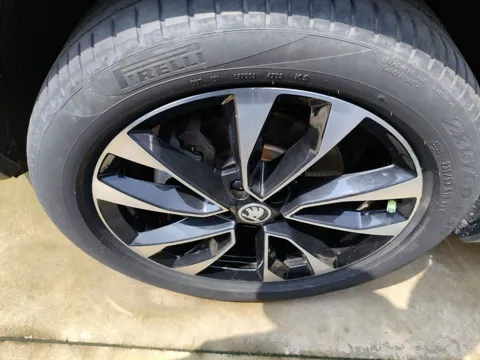 Колесо Škoda Kodiaq: двухцветный диск R19, шины Pirelli 235/50 R19