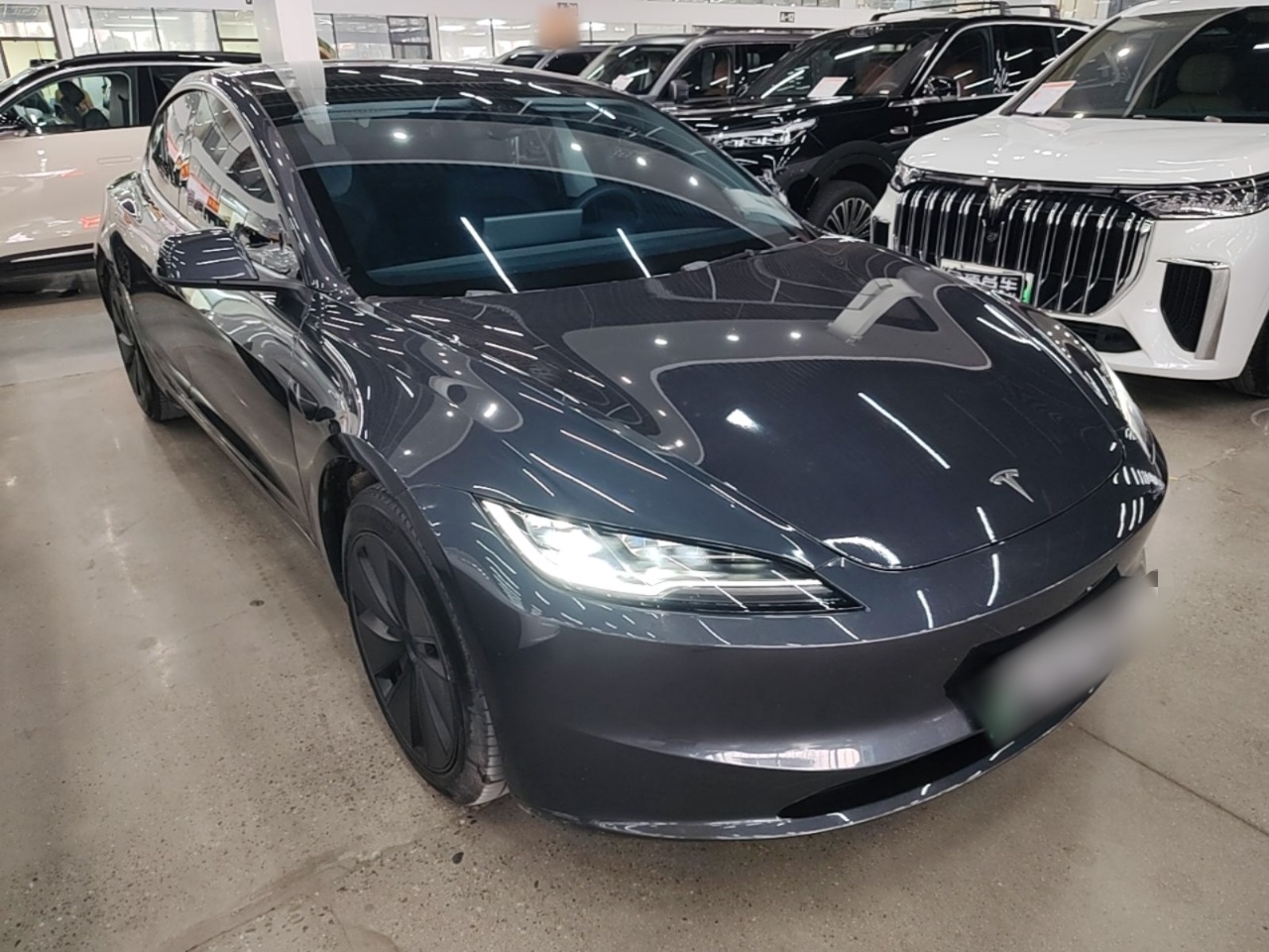 Tesla Model 3 из Китая — вид спереди в шоуруме
