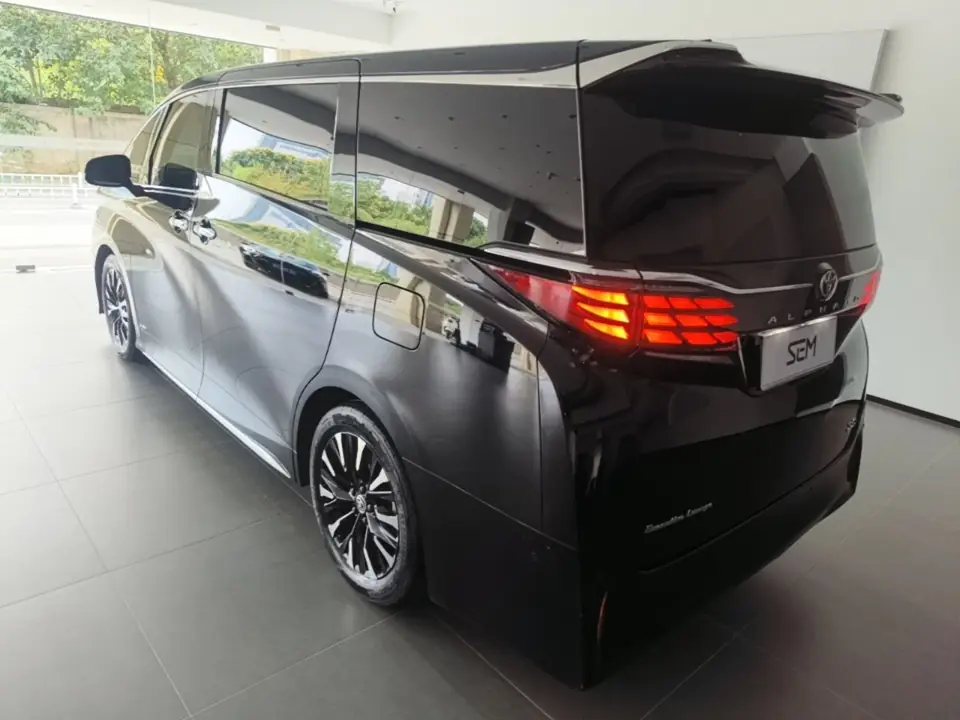 Toyota Alphard из Китая сзади — сравнение с Vellfire