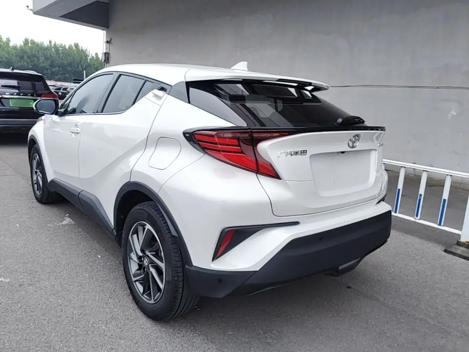 Белая Тойота C-HR китайского рынка сзади три четверти на стоянке