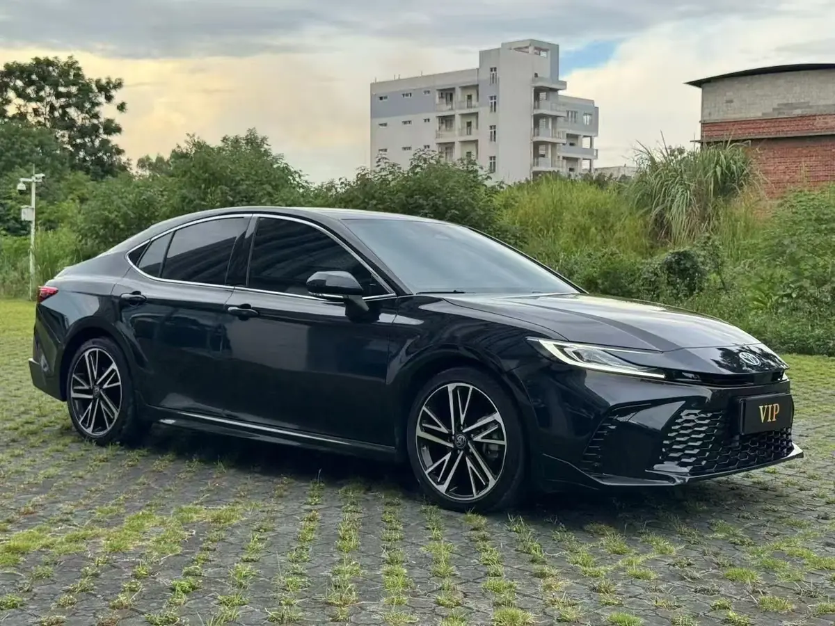 Чёрная Toyota Camry 80 из Китая спереди три четверти на газоне