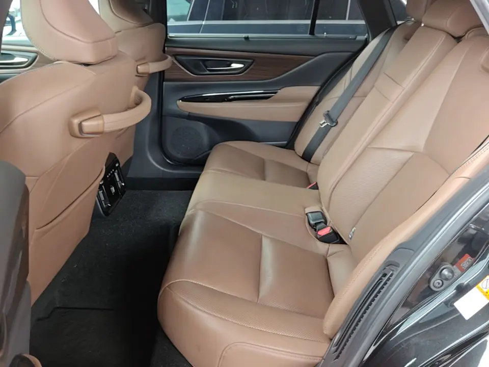 Задний диван Toyota Crown из Китая в светло-коричневой коже
