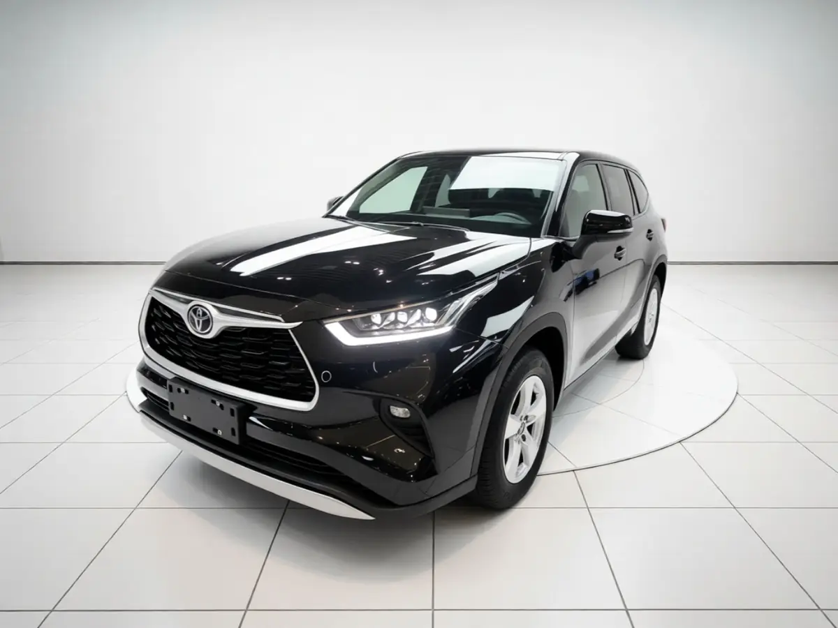 Чёрный Toyota Highlander из Китая спереди на поворотном круге в шоуруме