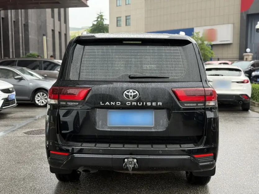 Чёрный Ленд Крузер 300 из Китая сзади, надпись Land Cruiser на двери багажника