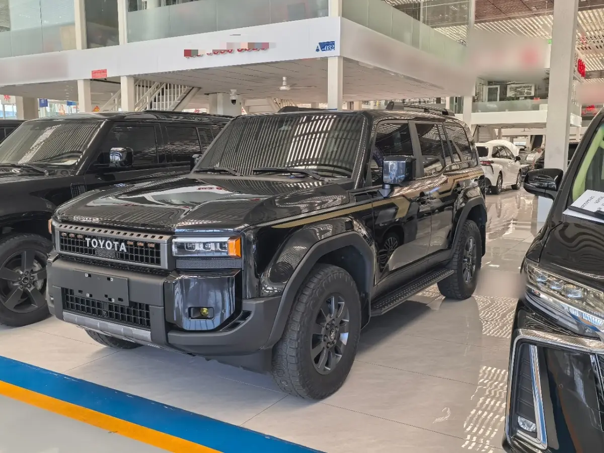 Чёрный Toyota Land Cruiser Prado 250 из Китая у дилера