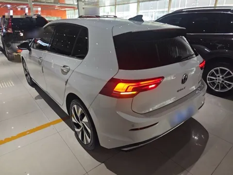 Golf 8 сзади: надпись GOLF под логотипом