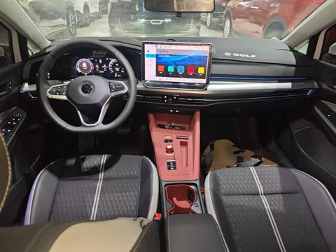 Салон Golf 8: торпедо с надписью GOLF, цифровая приборка и экран мультимедиа