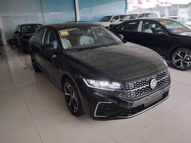 VW Passat китайской сборки — чёрный, вид спереди три четверти в шоуруме