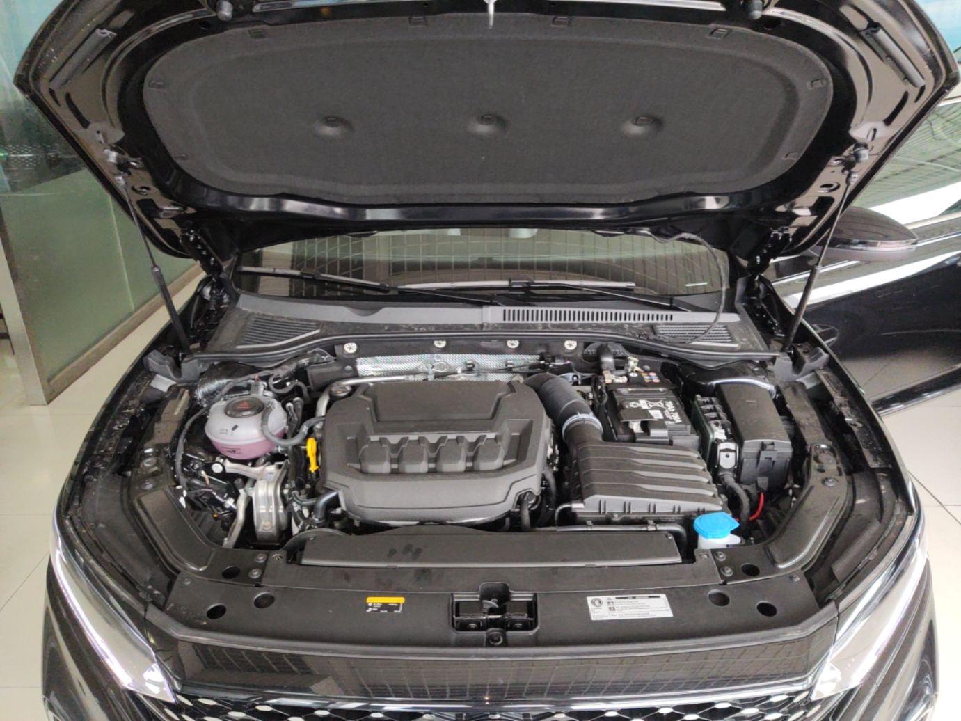 Моторный отсек VW Passat китайской сборки с открытым капотом в шоуруме