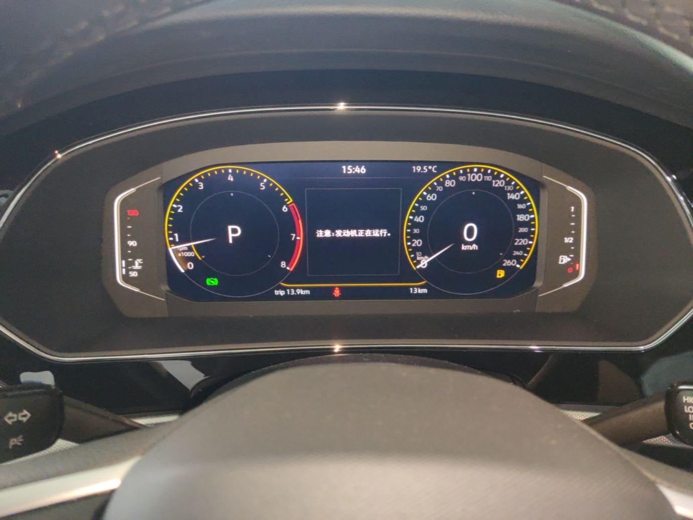 Приборная панель VW Passat китайской сборки — сообщение на китайском языке о работающем двигателе