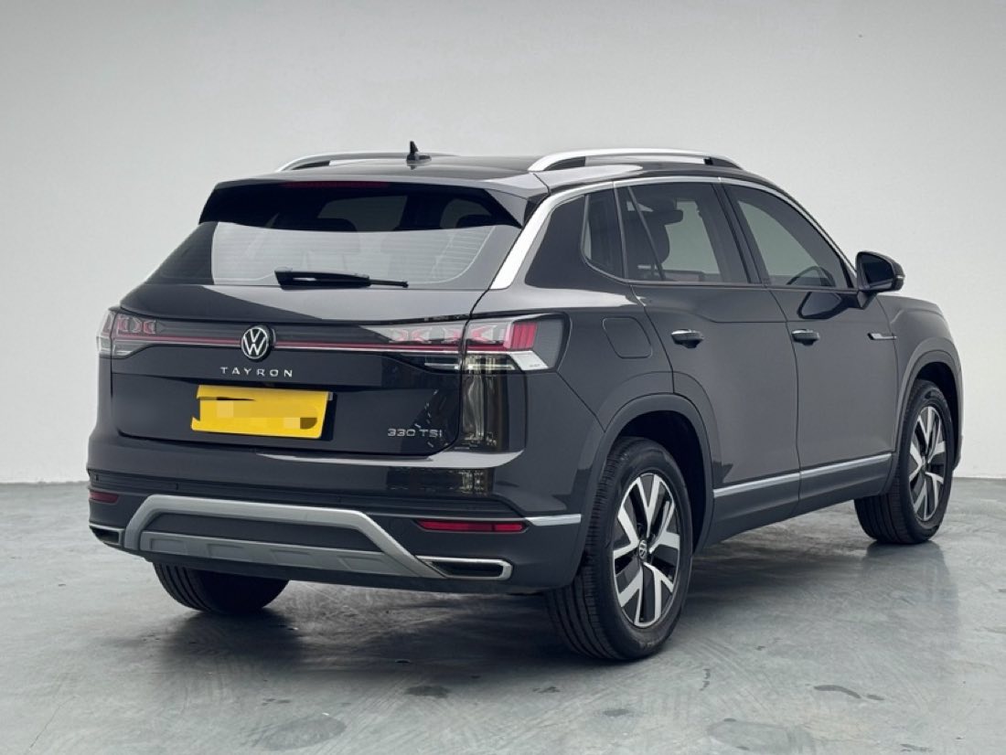 Volkswagen Tayron сзади-сбоку в студии — полный обзор