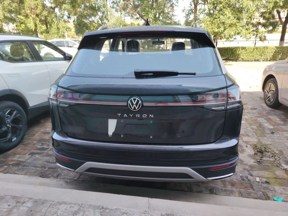 Шильдик на корме Volkswagen Tayron — обозначение версии мотора