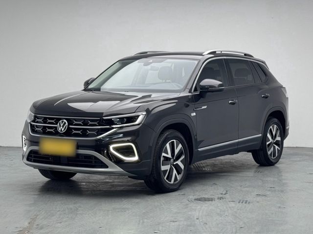 Volkswagen Tayron из Китая, тёмно-серый, вид спереди 3/4