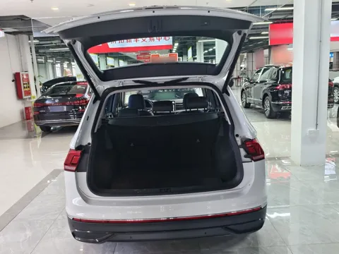 Белый Tiguan L с открытым багажником