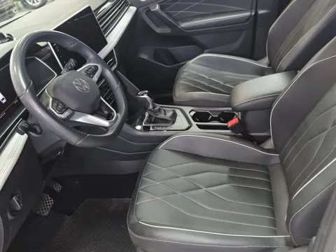 Tiguan L: руль, рычаг коробки и передние сиденья
