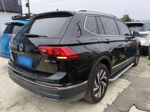 Tiguan L чёрный сзади: шильдики TIGUAN L и 300TSI