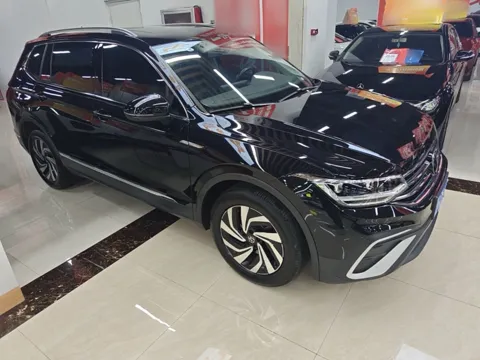 Volkswagen Tiguan L чёрный, вид спереди справа, площадка в Китае