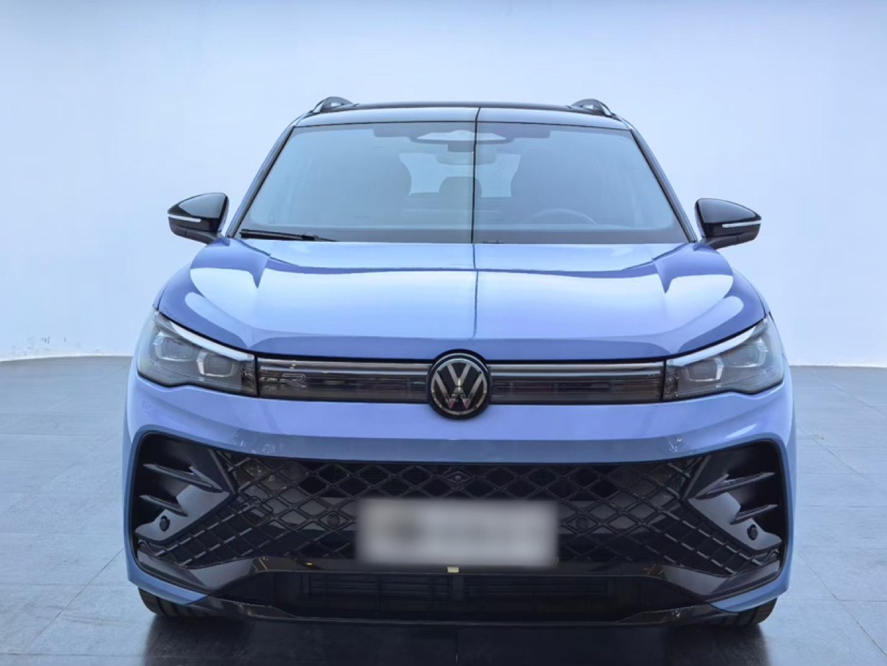 Tiguan L Pro — вид спереди