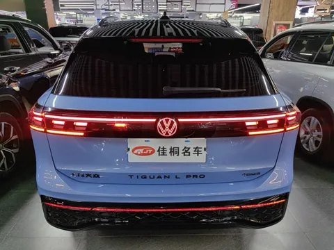 Tiguan L Pro сзади: светящийся логотип и надпись TIGUAN L PRO